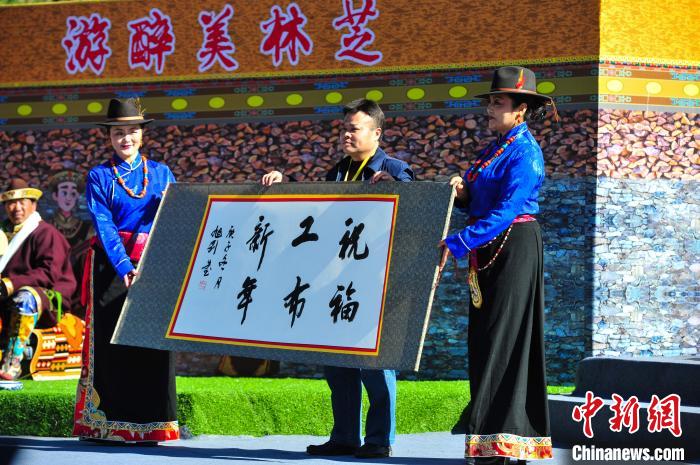 圖為14日，當(dāng)?shù)孛癖娛謱懝げ夹履曩R詞?！垈?攝