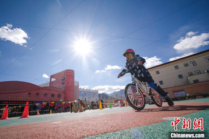 圖為拉薩市實(shí)驗(yàn)幼兒園孩子們正在練習(xí)滑步車?！『闻罾?攝