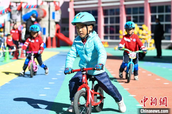 圖為拉薩市實(shí)驗(yàn)幼兒園孩子們正在練習(xí)滑步車?！『闻罾?攝