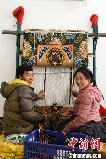 圖為1月15日，在日喀則市謝瑪氆氌農(nóng)村合作社，拉孜村一對夫婦在編織卡墊(資料圖)。　趙朗 攝