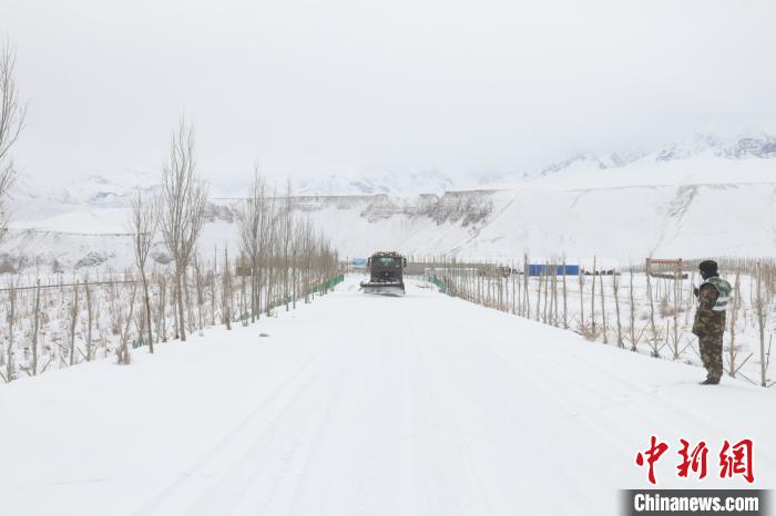 圖為救援官兵正在緊急清理路面積雪?！《崦刺?攝