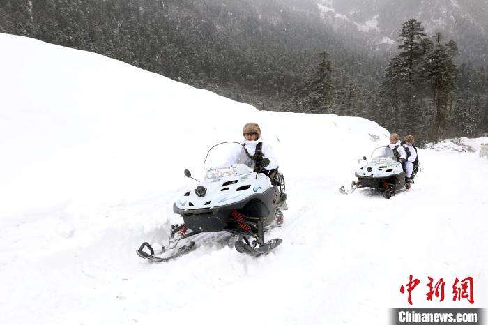 圖為雪地摩托車開(kāi)路。　薛金博 攝