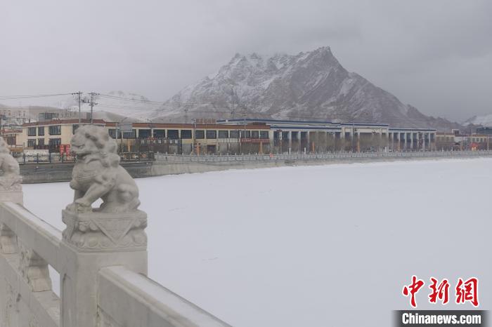 圖為2月5日傍晚時分的西藏阿里獅泉河鎮(zhèn)雪景?！⊥跏啦?攝