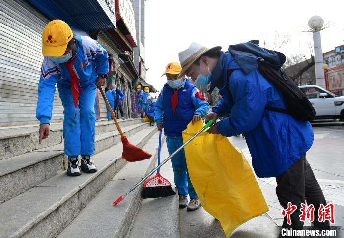 圖為拉薩市小學生打掃街道。　貢嘎來松 攝