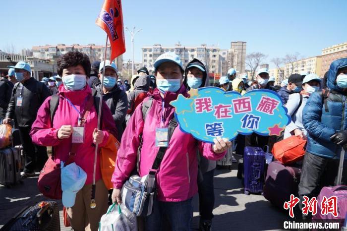 哈鐵開(kāi)行黑龍江省首趟“龍藏號(hào)”旅游專(zhuān)列