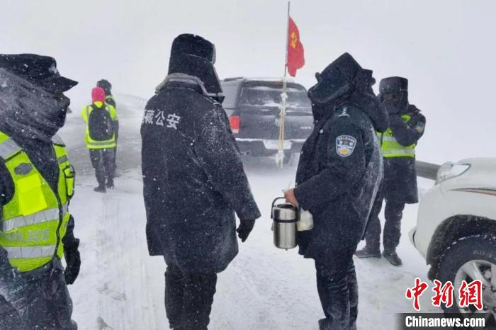 強降雪后，西藏安多縣警方在國道109線唐古拉山段開展除雪保通工作?！“捕嗫h公安局 供圖 攝