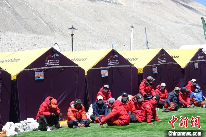 5月9日，登山隊員在珠峰北坡登山大本營歇息?！∪轿木?攝