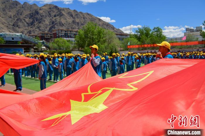 圖為拉薩市堆龍德慶區(qū)堆龍姜昆黃小勇希望小學(xué)學(xué)生在操場(chǎng)入隊(duì)儀式。　貢嘎來(lái)松 攝