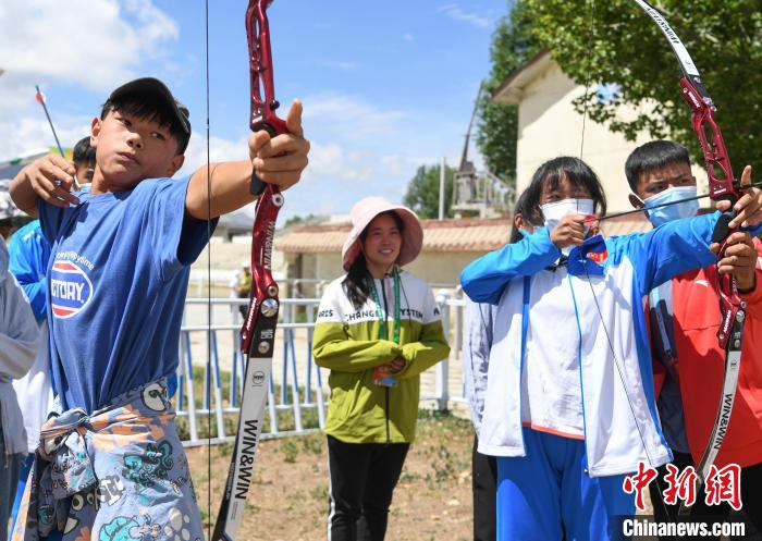 圖為西藏自治區(qū)拉薩市賽馬場內學生在體驗“工布響箭”項目?！∝暩聛硭?攝