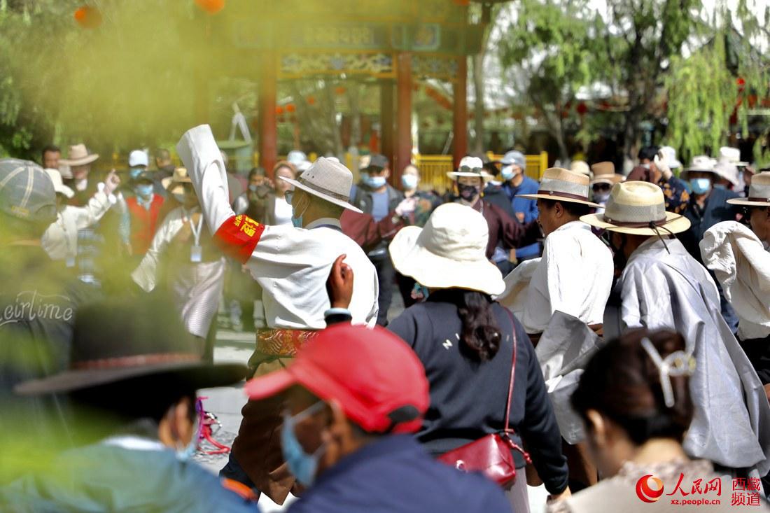 拉薩市民在宗角祿康公園跳鍋莊舞。人民網(wǎng) 次仁羅布攝