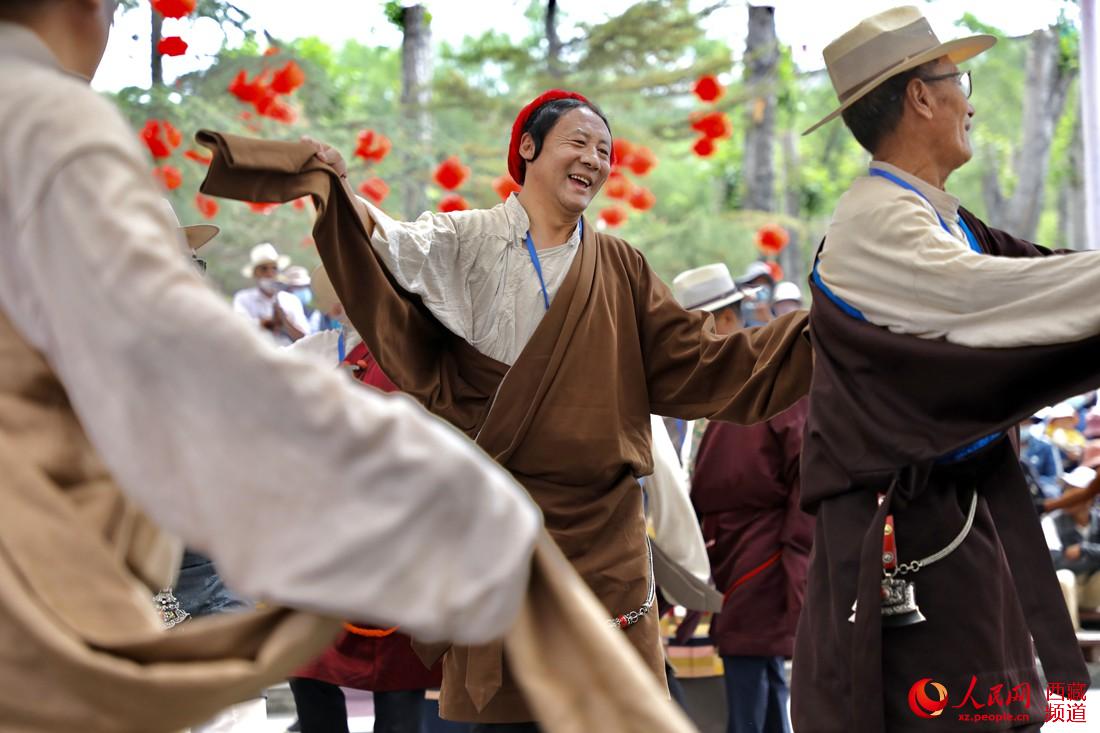 拉薩市民在宗角祿康公園跳鍋莊舞。人民網(wǎng) 次仁羅布攝