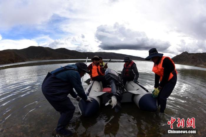 圖為科考隊(duì)員準(zhǔn)備乘快艇前往浪錯(cuò)湖中心開展科考作業(yè)。 <a target='_blank' ><p  align=