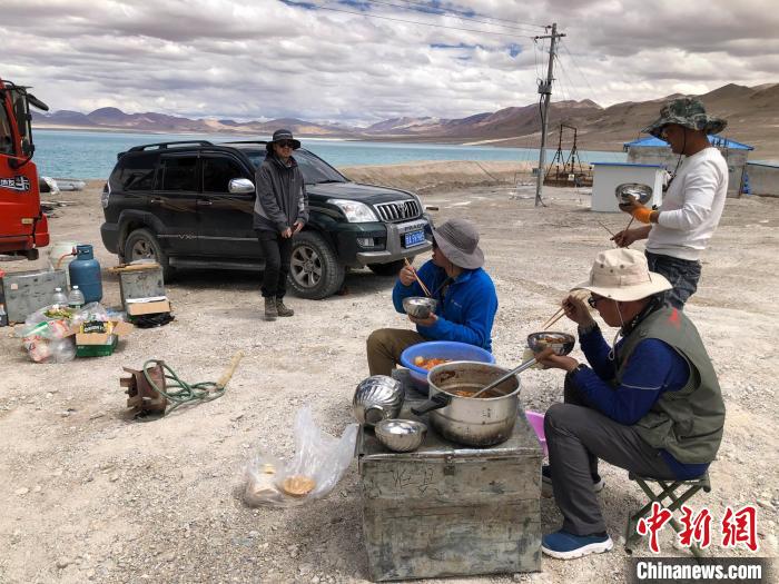 在“世界屋脊”上作業(yè)，中國科考隊員衣、食、住、行有何特色？