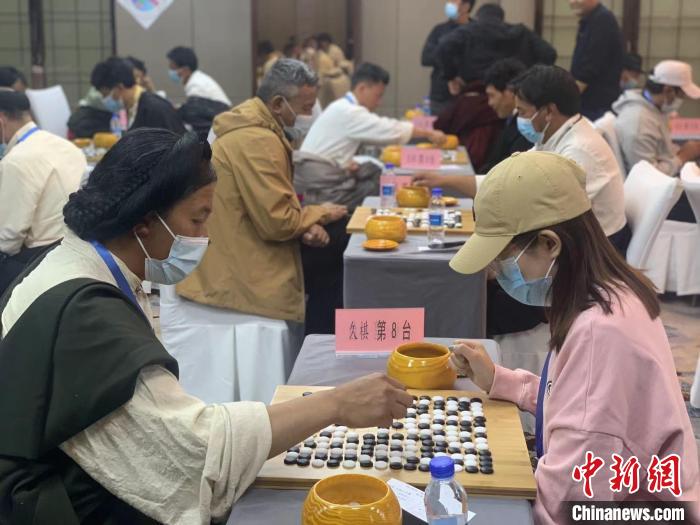 圖為參賽選手正在進(jìn)行藏棋對(duì)弈?！≈x牧 攝