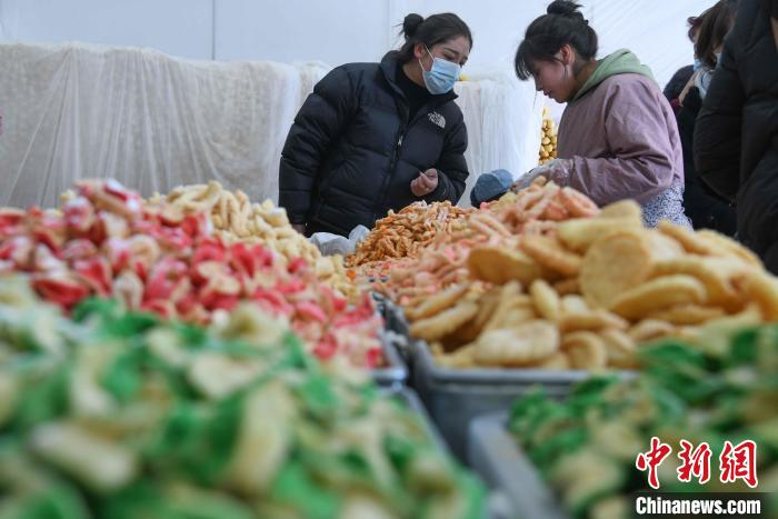 圖為拉薩市民選購(gòu)年貨“卡塞”。　貢嘎來松 攝