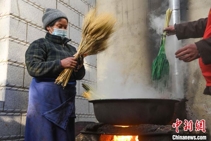 圖為拉薩手藝人制作年貨“羅薩梅朵”。　貢嘎來松 攝