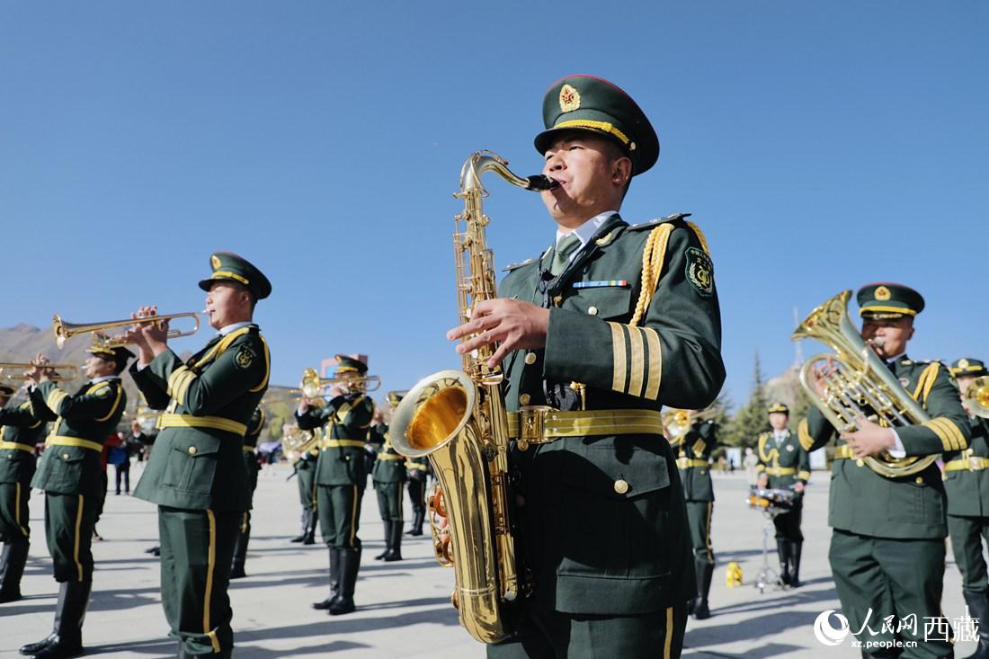 軍區(qū)文工團奏響國歌。人民網(wǎng) 次仁羅布攝