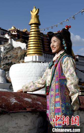 西藏自治區(qū)級非遺項目——拉薩服飾，圖為舊時拉薩貴族婦女的裝扮。