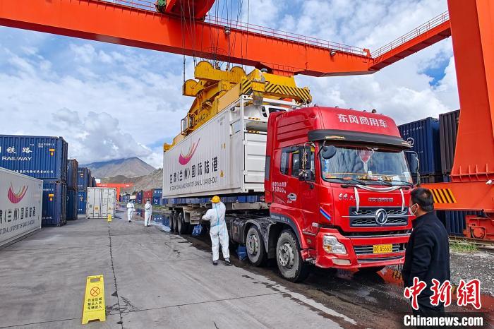 援助物資卸車現(xiàn)場?！F青藏集團(tuán)有限公司拉薩車務(wù)段 供圖