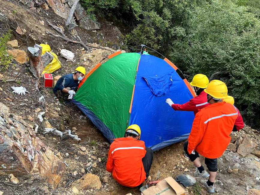 9月15日，電力施工人員正在施工點附近搭建暫居帳篷。白瑪多吉攝