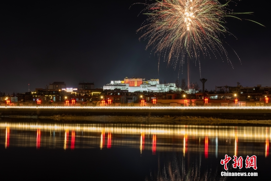 資料圖為2022年3月1日，拉薩迎來藏歷新年“古突夜”，煙花與被燈光照亮的布達拉宮交相輝映。 <a target='_blank' href='/'><p  align=