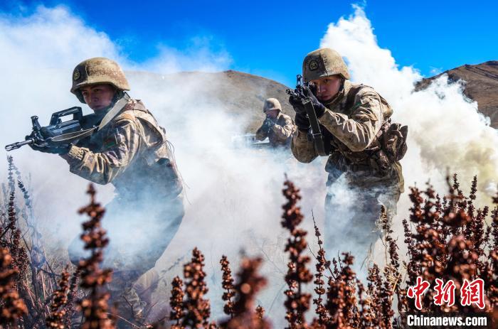 官兵正在進行戰(zhàn)術(shù)綜合訓(xùn)練。　西藏山南軍分區(qū)某團供圖