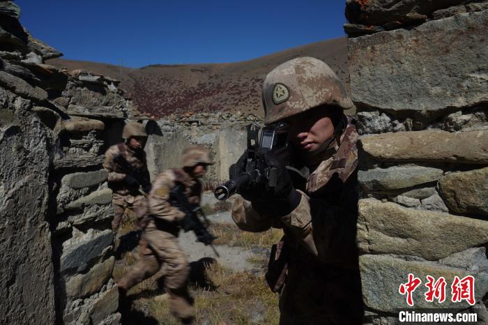 官兵正在進行戰(zhàn)術(shù)綜合訓(xùn)練。　西藏山南軍分區(qū)某團供圖