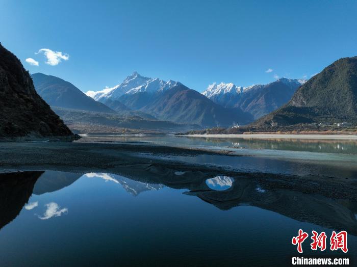 西藏林芝雅魯藏布江和遠(yuǎn)處的雪山?！《拘?攝