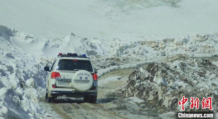 圖為邊壩縣降雪時夏貢拉山段路況?！∵厜慰h融媒體中心供圖