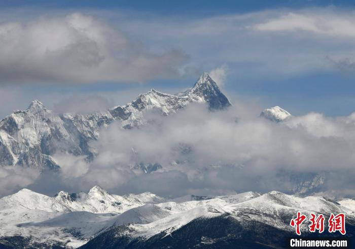 2月17日，西藏林芝色季拉山觀景臺拍到的南迦巴瓦峰?！±盍?攝