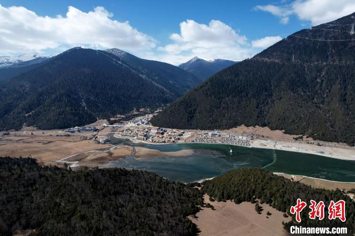 2月17日，西藏林芝魯朗小鎮(zhèn)。(無(wú)人機(jī)照片) 李林 攝