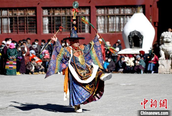 2月19日，楚布寺僧人參加跳神活動(dòng)?！±盍?攝