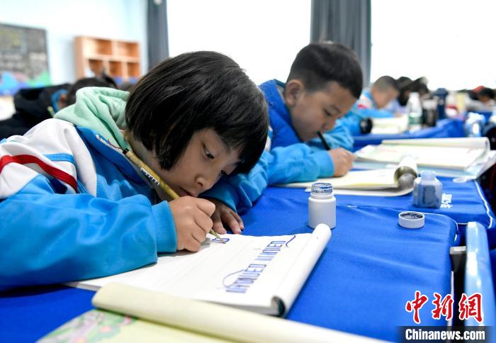 3月14日，西藏拉薩市第一小學一年級六班的學生們在藏語文課上書寫藏文。　李林 攝