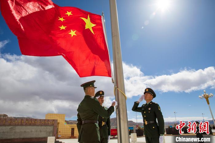 圖為在西藏阿里地區(qū)札達縣，軍民共同舉行升國旗儀式，慶祝西藏百萬農(nóng)奴解放紀念日。　劉曉東 攝