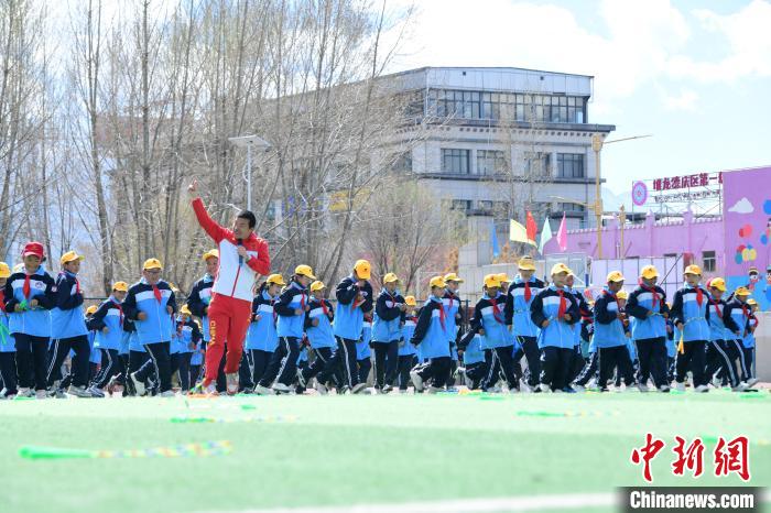 圖為學(xué)生在跳繩教練齊景龍的指導(dǎo)下做準(zhǔn)備運(yùn)動。　貢嘎來松 攝