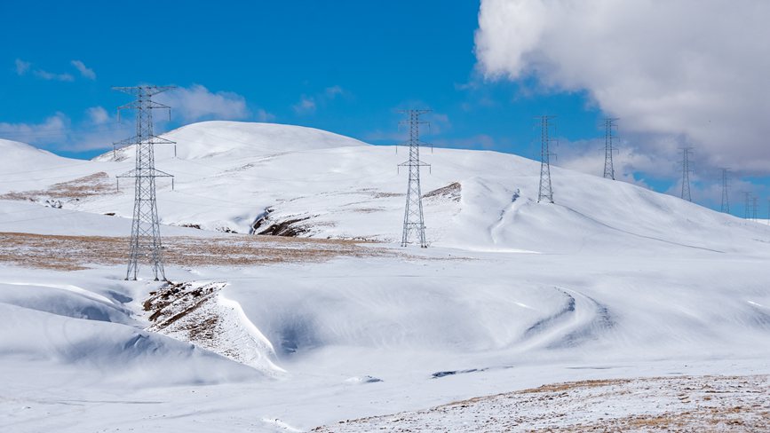 西藏自治區(qū)那曲市冰天雪地里的電網(wǎng)。趙清鵬攝