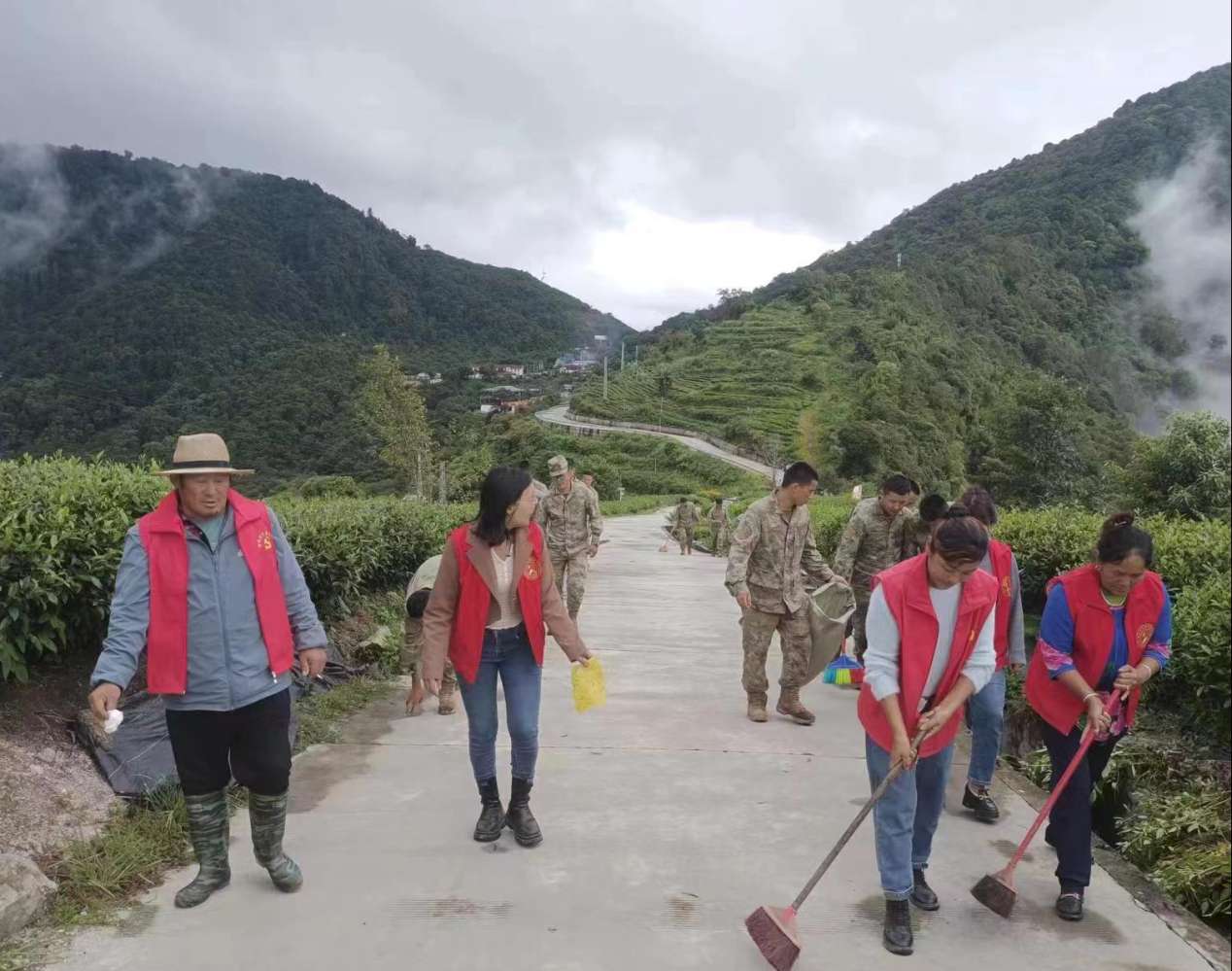 圖為：墨脫縣背崩鄉(xiāng)格林村軍地黨組織共同開展“愛我墨脫、靚我家園”主題黨日活動(dòng)