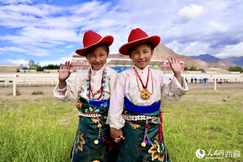 比賽現(xiàn)場外身著民族服飾的藏族小女孩兒。