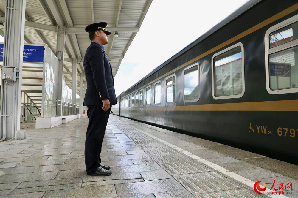 即將開往上海的列車。人民網記者 次仁羅布攝