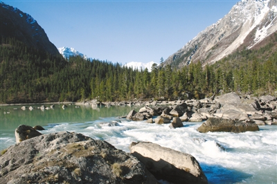 然烏湖美景。圖片由昌都市委宣傳部提供.jpg